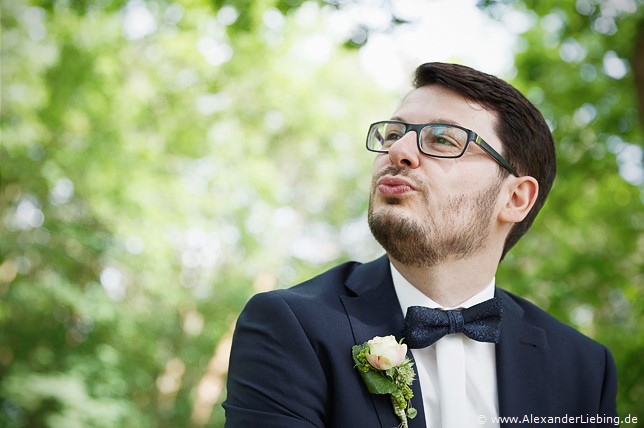 Hochzeit - Brautpaar Hochzeitsfotograf Eventschloss Schönfeld - Duckface vom Bräutigam