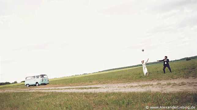Hochzeit - Brautpaar Hochzeitsfotograf Eventschloss Schönfeld - Schon mal für den Brautstraußwurf üben