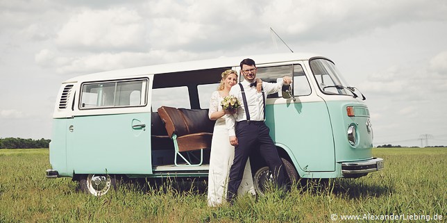 Hochzeit - Brautpaar Hochzeitsfotograf Eventschloss Schönfeld - Lässig am Omnibus anlehnen