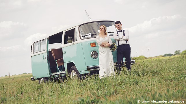 Hochzeit - Brautpaar Hochzeitsfotograf Eventschloss Schönfeld - Coole Posen