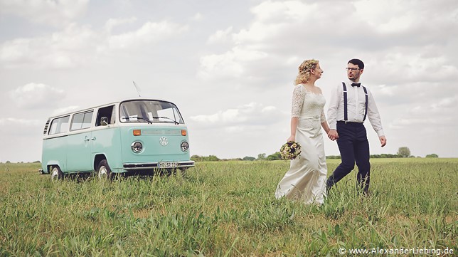 Hochzeit - Brautpaar Hochzeitsfotograf Eventschloss Schönfeld - Hand in Hand geht es weiter