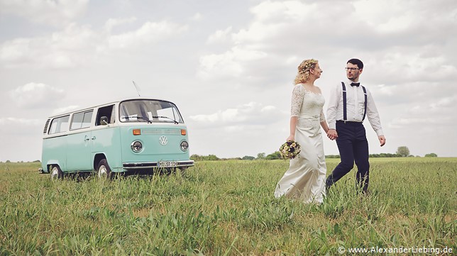 Hochzeitsfotograf Eventschloss Schönfeld - Hand in Hand geht es weiter