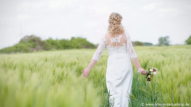 Hochzeit - Brautpaar Hochzeitsfotograf Eventschloss Schönfeld - Die Braut läuft über die Wiese