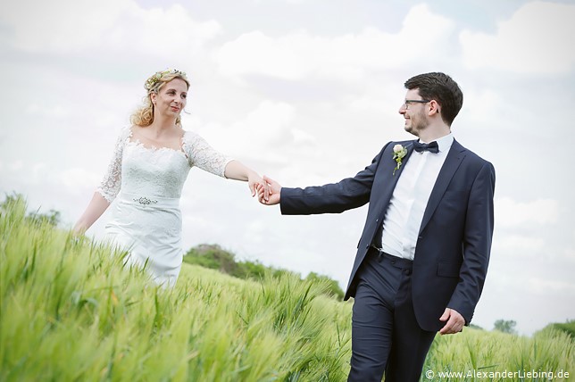 Hochzeit - Brautpaar Hochzeitsfotograf Eventschloss Schönfeld - So viel Liebe