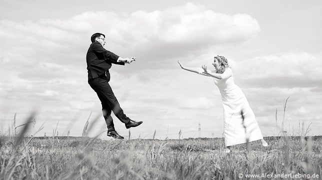 Hochzeit - Brautpaar Hochzeitsfotograf Eventschloss Schönfeld - Ein bisschen Rumalbern