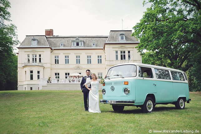 Hochzeit - Brautpaar Hochzeitsfotograf Eventschloss Schönfeld - Ein Foto mit dem Bus vor dem Eventschloss Schönfeld