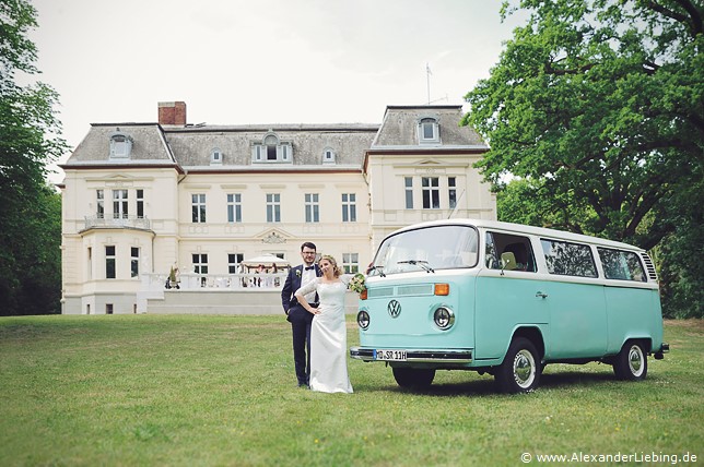 Hochzeitsfotograf Eventschloss Schönfeld - Ein Foto mit dem Bus vor dem Eventschloss Schönfeld