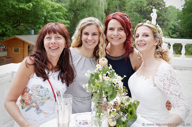 Hochzeit - Hochzeitsfeier Hochzeitsfotograf Eventschloss Schönfeld - Alle Mädels auf einem Foto