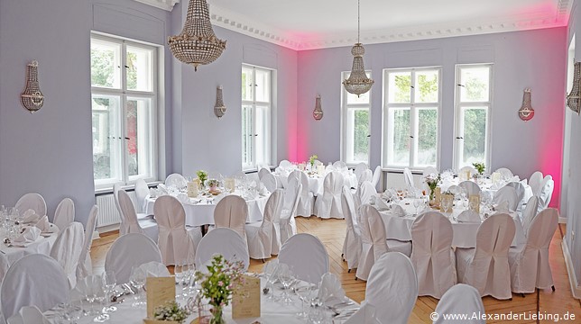 Hochzeit - Hochzeitsfeier Hochzeitsfotograf Eventschloss Schönfeld - Ein festlich geschmückter Saal im Schloss