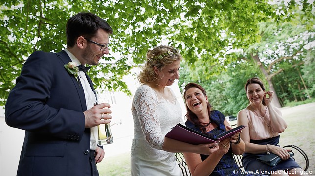 Hochzeit - Begrüßung, Sektempfang und Spielereien Hochzeitsfotograf Eventschloss Schönfeld - Bilderangucken mit den Gästen