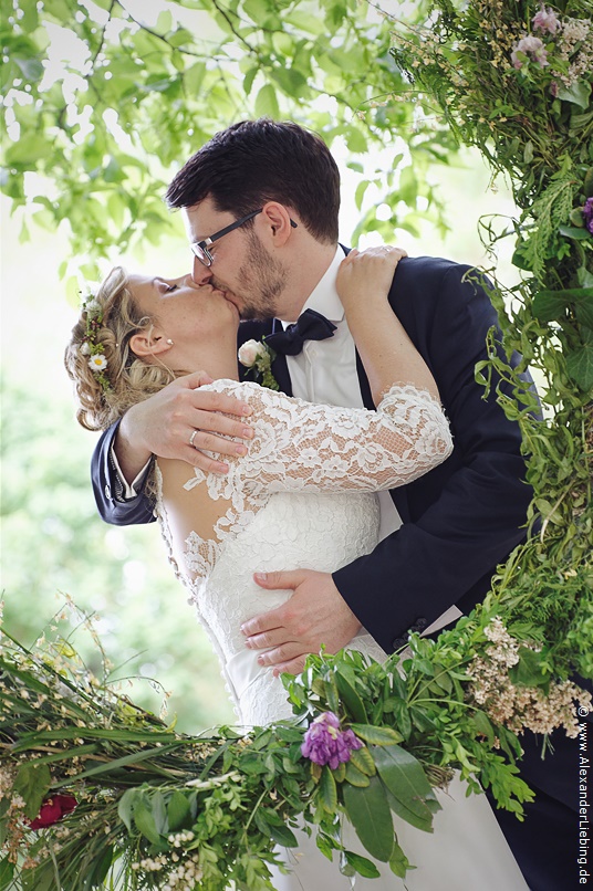 Hochzeitsfotograf Eventschloss Schönfeld - Ein Kuss im Bluenkranz