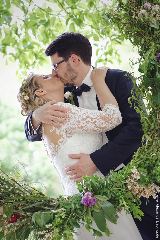 Hochzeit - Gruppenfoto Hochzeitsfotograf Eventschloss Schönfeld - Ein Kuss im Bluenkranz