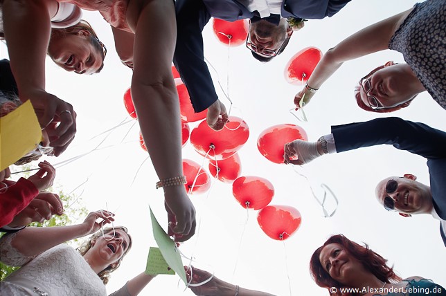 Hochzeit - Hochzeitsfeier Hochzeitsfotograf Eventschloss Schönfeld - Herzluftballons mit Zetteln