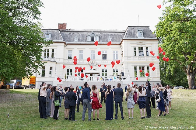 Hochzeit - Hochzeitsfeier Hochzeitsfotograf Eventschloss Schönfeld - Luftballons steigen lassen vor dem Eventschloss Schönfeld