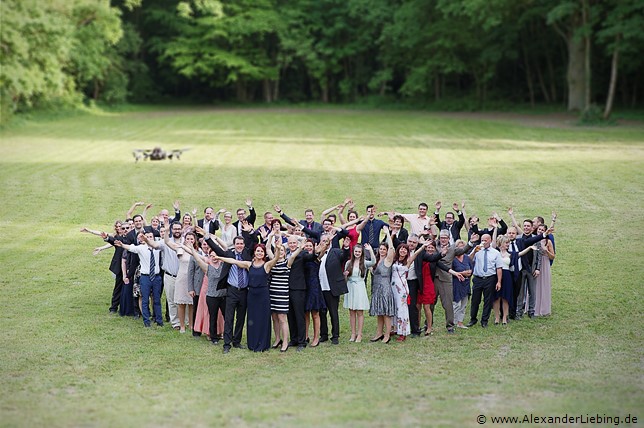 Hochzeit - Gruppenfoto Hochzeitsfotograf Eventschloss Schönfeld - Mal eine andere Perspektive für ein Gruppenfoto