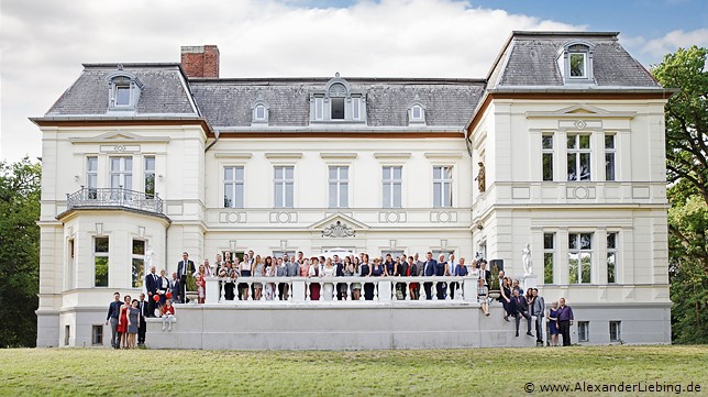 Hochzeitsfotograf Eventschloss Schönfeld - Ein Gruppenfoto auf der Schlosstreppe