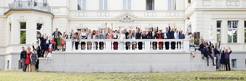 Hochzeit - Gruppenfoto Hochzeitsfotograf Eventschloss Schönfeld - Hoch die Hände