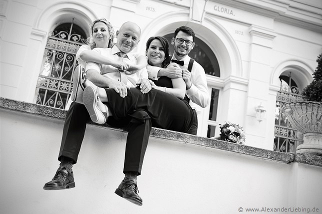 Hochzeit - Brautpaar Hochzeitsfotograf Eventschloss Schönfeld - Quatschmachen mit den Trauzeugen