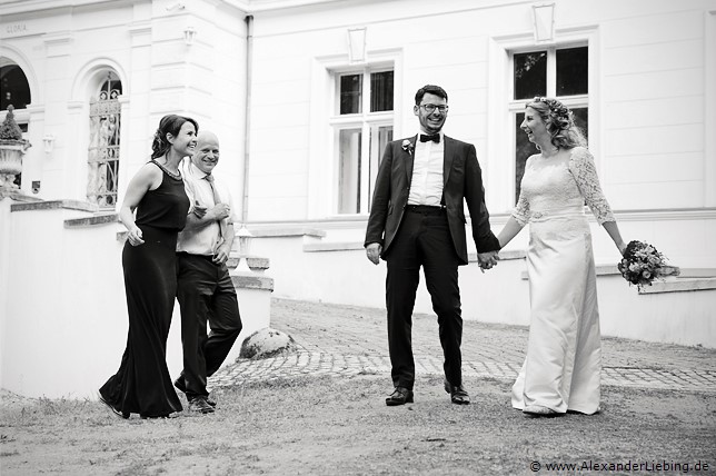 Hochzeit - Brautpaar Hochzeitsfotograf Eventschloss Schönfeld - Bauchschmerzen vom Lachen