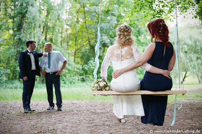 Hochzeit - Brautpaar Hochzeitsfotograf Eventschloss Schönfeld - Ein wunderschönes Foto auf dem Schlossgelände
