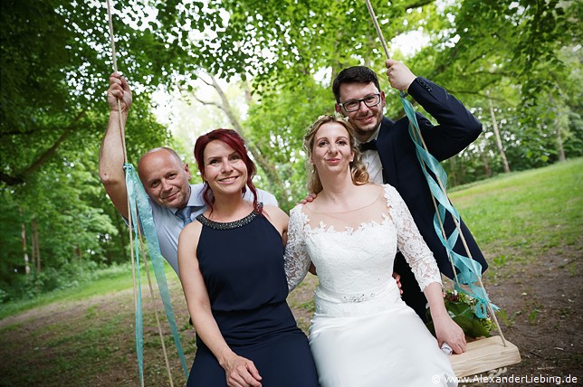 Hochzeit - Brautpaar Hochzeitsfotograf Eventschloss Schönfeld - Die Großen werden wieder klein