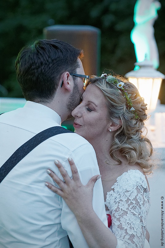 Hochzeit - Hochzeitsfeier Hochzeitsfotograf Eventschloss Schönfeld - Tanzen im Freien