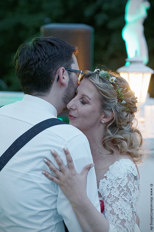 Hochzeitsfotograf Eventschloss Schönfeld - Tanzen im Freien