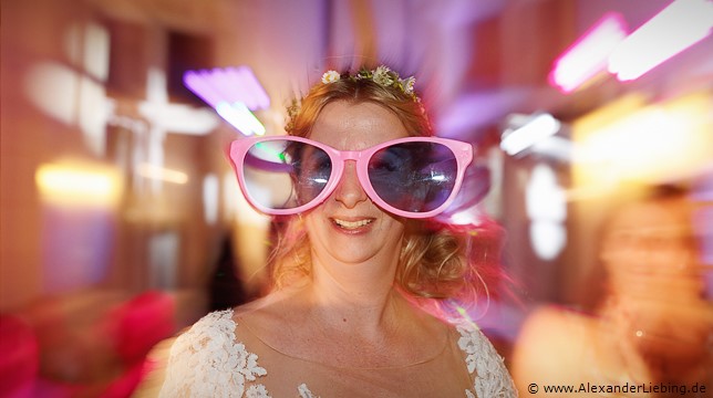 Hochzeit - Hochzeitsfeier Hochzeitsfotograf Eventschloss Schönfeld - Die Braut mit Brille