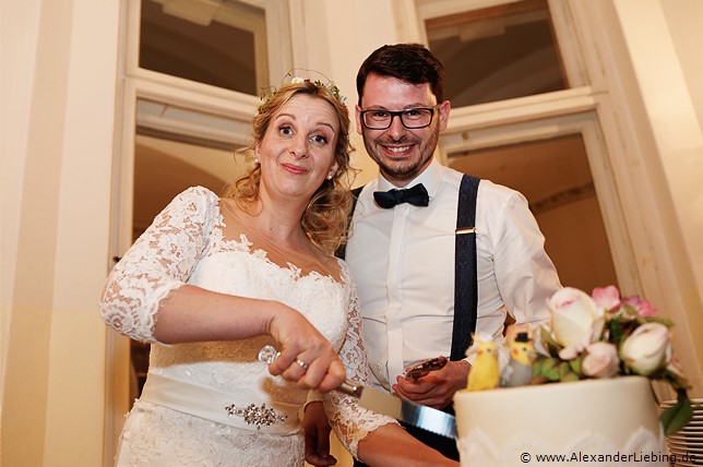 Hochzeit - Hochzeitsfeier Hochzeitsfotograf Eventschloss Schönfeld - Gemeinsames Anschneiden der Hochzeitstorte