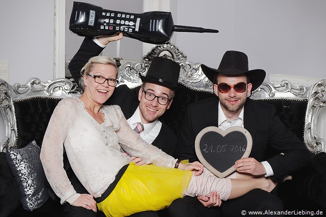 Hochzeit - Fotoecke und Photobooth Hochzeitsfotograf Eventschloss Schönfeld - Spaß in der Fotoecke