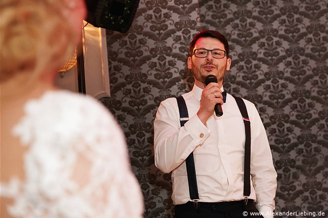 Hochzeit - Hochzeitsfeier Hochzeitsfotograf Eventschloss Schönfeld - Der singende Bräutigam