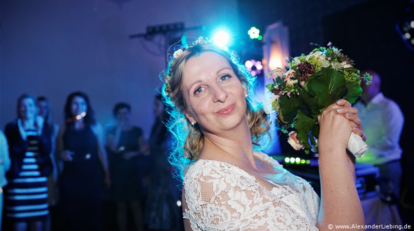 Hochzeit - Hochzeitsfeier Hochzeitsfotograf Eventschloss Schönfeld - Der Brautsraußwurf