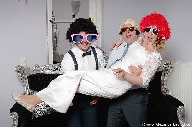 Hochzeit - Fotoecke und Photobooth Hochzeitsfotograf Eventschloss Schönfeld - Mit Perrücke und Brille