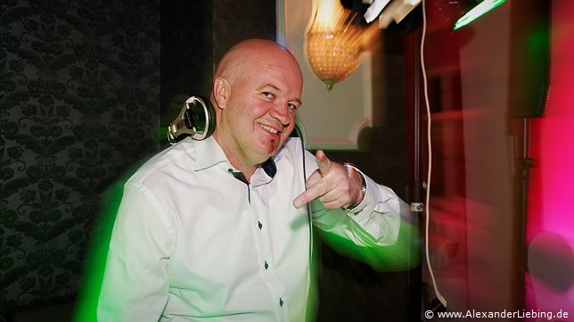 Hochzeit - Hochzeitsfeier Hochzeitsfotograf Eventschloss Schönfeld - Auch der DJ hat Spaß