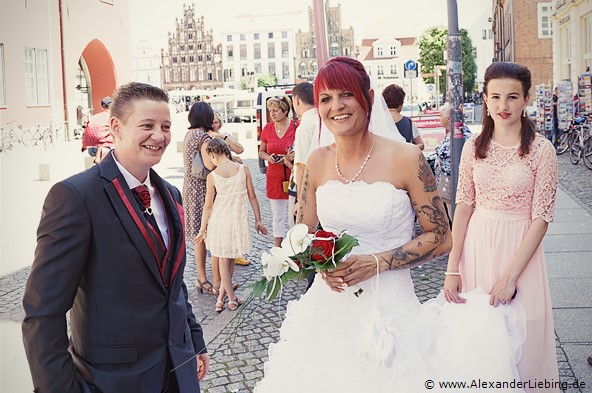 Hochzeit - kurz vor der Trauung Hochzeitsfotograf Standesamt Greifswald - Tochter hält Schleppe der Braut