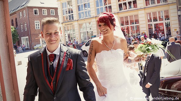 Hochzeit - kurz vor der Trauung Hochzeitsfotograf Standesamt Greifswald - ein Blick in die Kamera