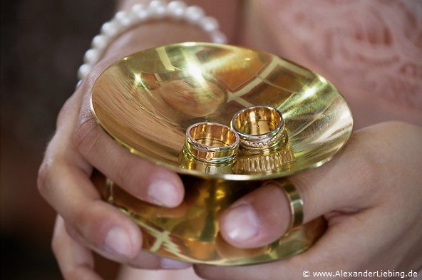 Hochzeit - kurz vor der Trauung Hochzeitsfotograf Standesamt Greifswald - Ringschale mit Eheringen