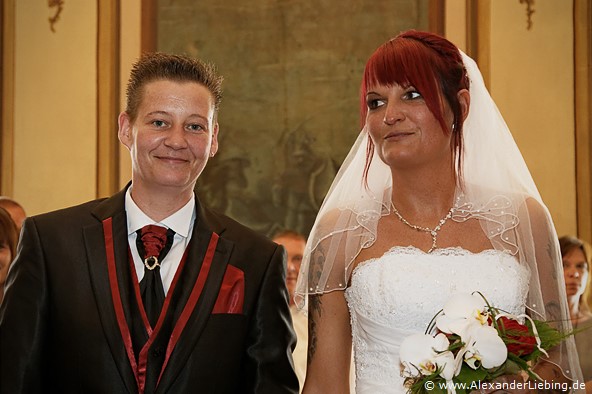 Hochzeit - standesamtliche Trauung Hochzeitsfotograf Standesamt Greifswald - bald sind sie Frau und Frau