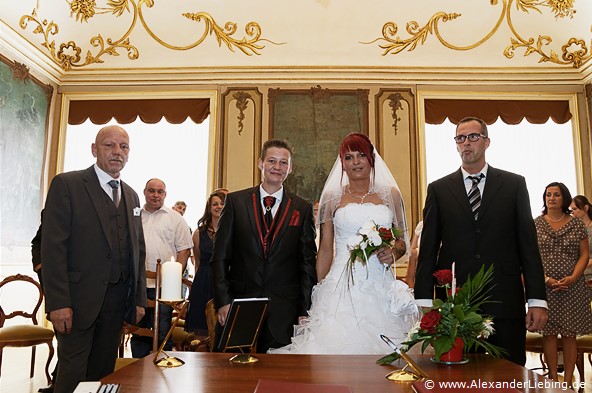 Hochzeit - standesamtliche Trauung Hochzeitsfotograf Standesamt Greifswald - beide schauen in die Kamera
