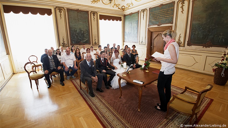 Hochzeit - standesamtliche Trauung Hochzeitsfotograf Standesamt Greifswald - alle hören der Standesbeamtin zu