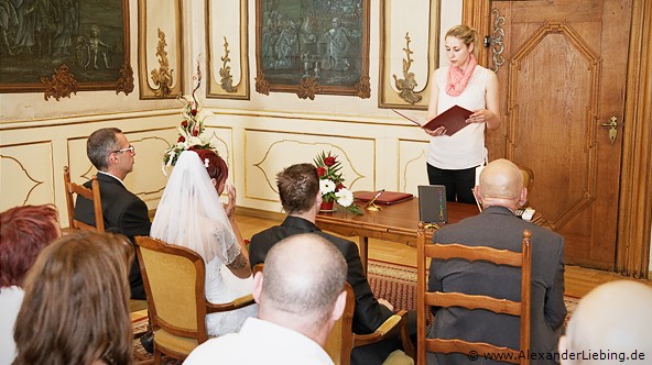 Hochzeit - standesamtliche Trauung Hochzeitsfotograf Standesamt Greifswald - die Aufregung ist fast schon greifbar