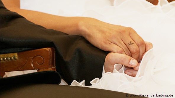 Hochzeit - standesamtliche Trauung Hochzeitsfotograf Standesamt Greifswald - Händchenhalten