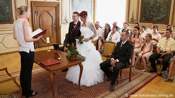 Hochzeit - standesamtliche Trauung Hochzeitsfotograf Standesamt Greifswald - alle aufstehen