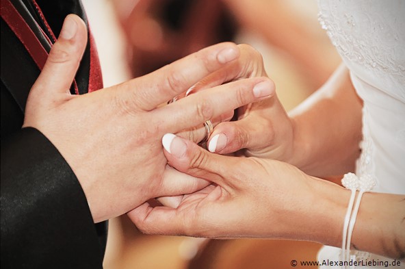 Hochzeit - standesamtliche Trauung Hochzeitsfotograf Standesamt Greifswald - sie steckt ihr den Ring an