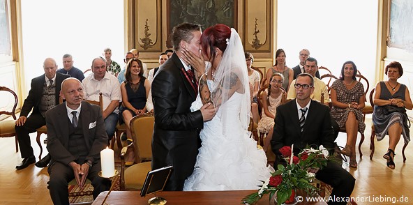 Hochzeit - standesamtliche Trauung Hochzeitsfotograf Standesamt Greifswald - Hochzeitskuss