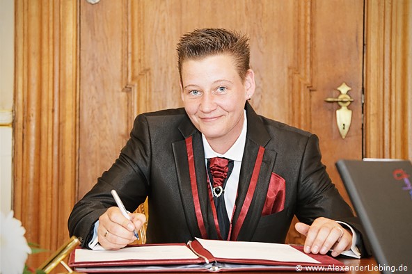 Hochzeit - standesamtliche Trauung Hochzeitsfotograf Standesamt Greifswald - ein Autogramm bitte