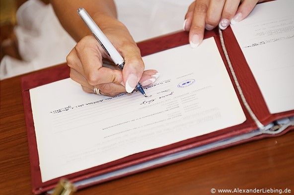 Hochzeit - standesamtliche Trauung Hochzeitsfotograf Standesamt Greifswald - noch eine Unterschrift