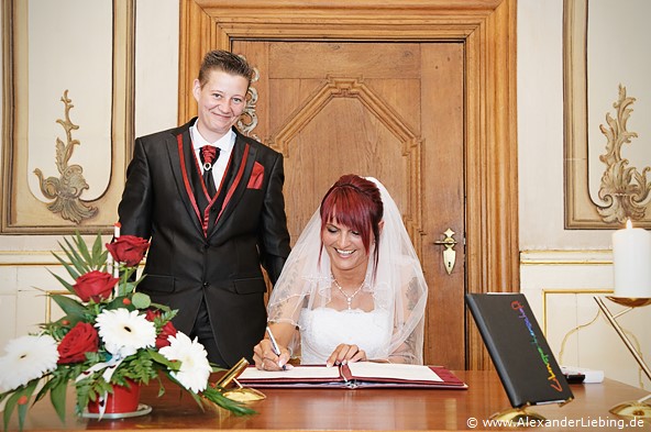 Hochzeit - standesamtliche Trauung Hochzeitsfotograf Standesamt Greifswald - andere Braut unterschreibt