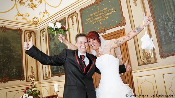 Hochzeit - Begrüßung, Sektempfang und Spielereien Hochzeitsfotograf Standesamt Greifswald - endlich geschafft