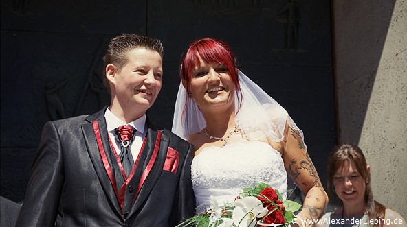 Hochzeit - Begrüßung, Sektempfang und Spielereien Hochzeitsfotograf Standesamt Greifswald - einfach lächeln